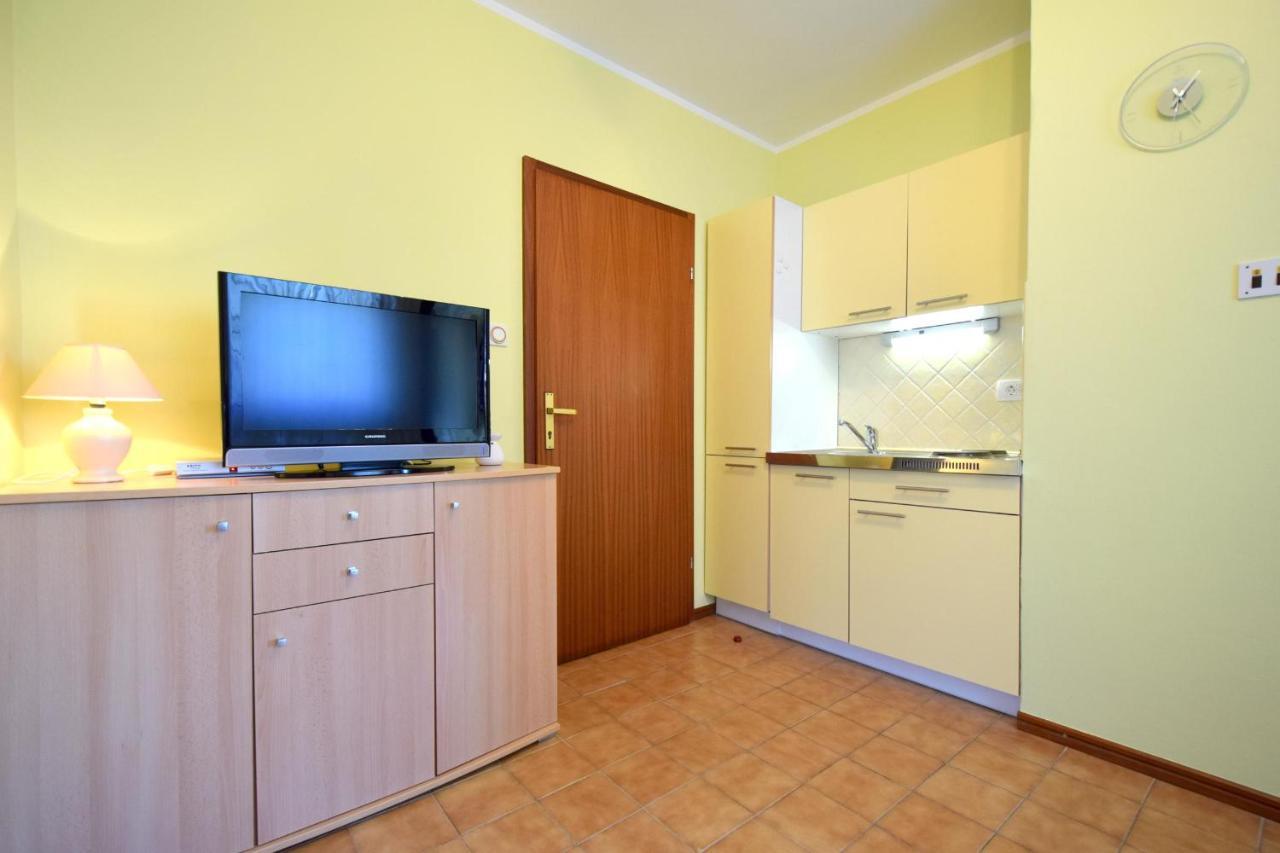Apartments Andrea Malinska Bagian luar foto